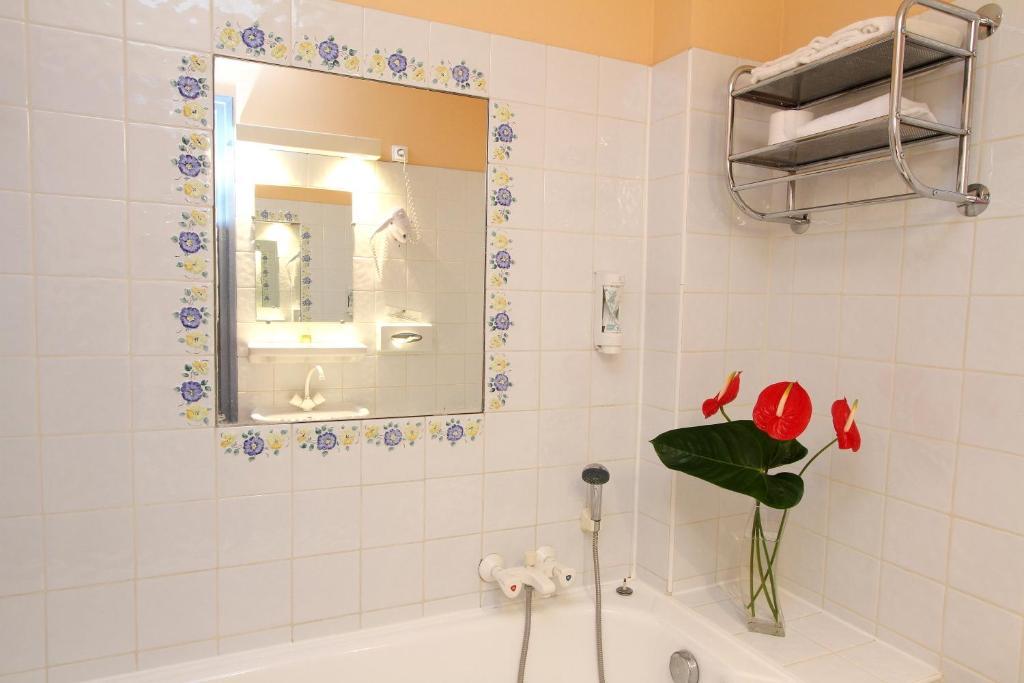Logis Hotel Le Prieure Bourg-Saint-Andéol Kamer foto