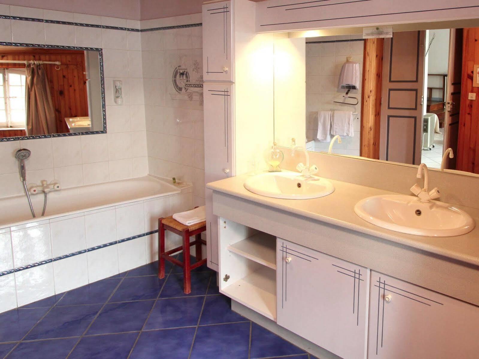 Logis Hotel Le Prieure Bourg-Saint-Andéol Buitenkant foto